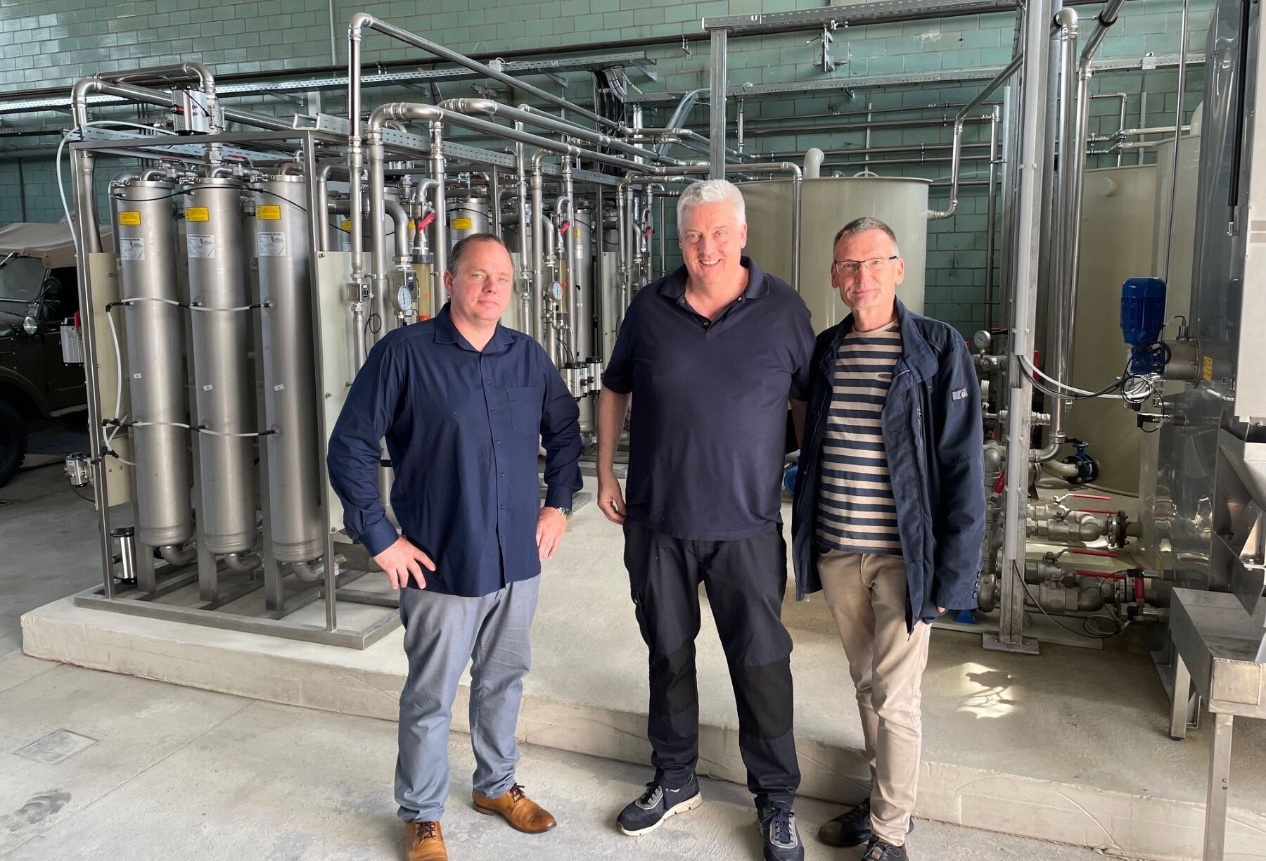 Stefan Müller (links), GF der Warener Waschfee GmbH & Co.KG, Egbert Jansen (mitte), GF der herstellenden Umwelt + Verfahrenstechnik Bremen GmbH, und unser Technische Berater Konrad Krehl (rechts) vor der Abwasser-Mikrofiltrationsanlage